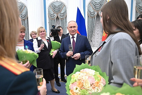 Президент РФ вручил государственные награды россиянкам за выдающиеся заслуги