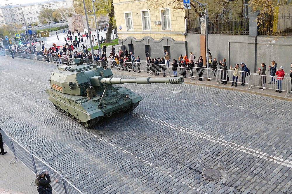 Подготовка к Параду Победы - военная техника на улицах Москвы