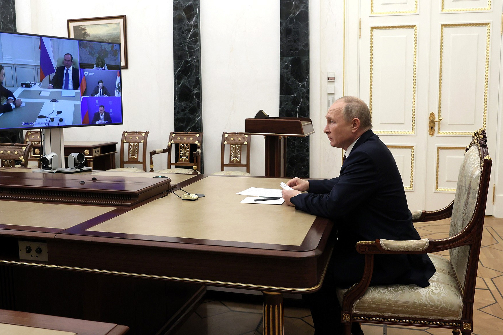 Владимир Путин поручил повысить прожиточный минимум до 12 654 рублей и МРОТ до 13 890 рублей