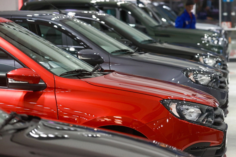 За год в РФ выросли продажи новых легковых автомобилей