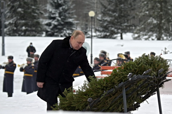 Владимир Путин возложил венок к монументу «Мать-Родина» на Пискарёвском мемориальном кладбище в Санкт-Петербурге