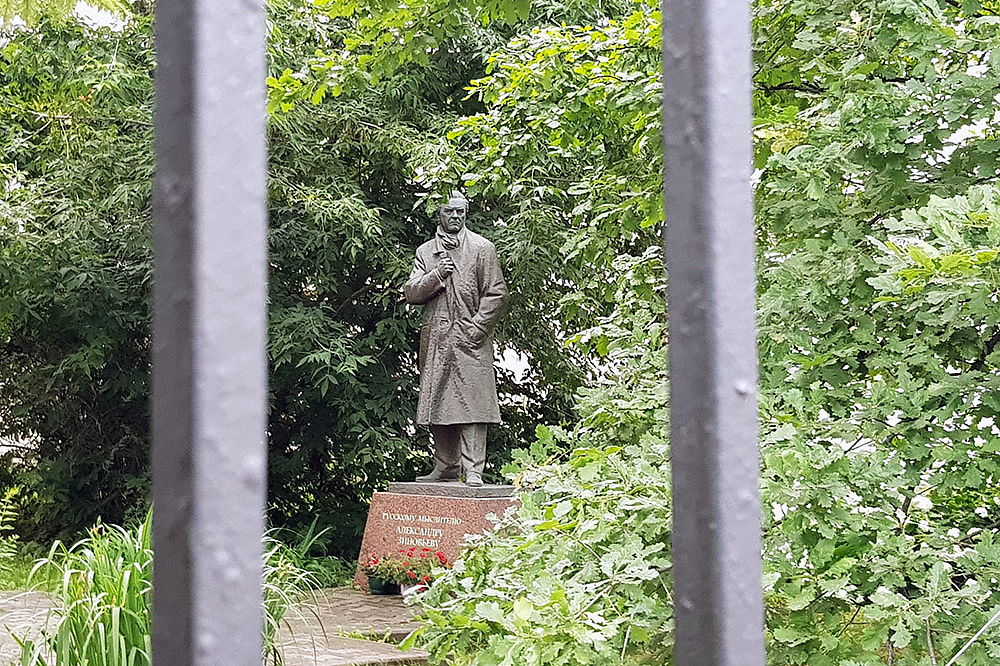 Особо опасен: памятник Александру Зиновьеву за решёткой
